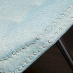 Banc ottoman en tissu capitonné avec clous décoratifs – Pieds inclinés, motif géométrique