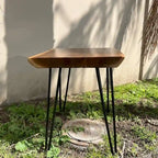 Table d'appoint en teck massif à bord brut – Table de chevet en bois naturel avec pieds en fer